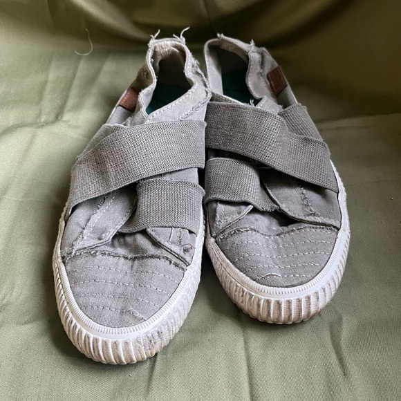 Blowfish Gray Women's Flats - Picture 1 of 3